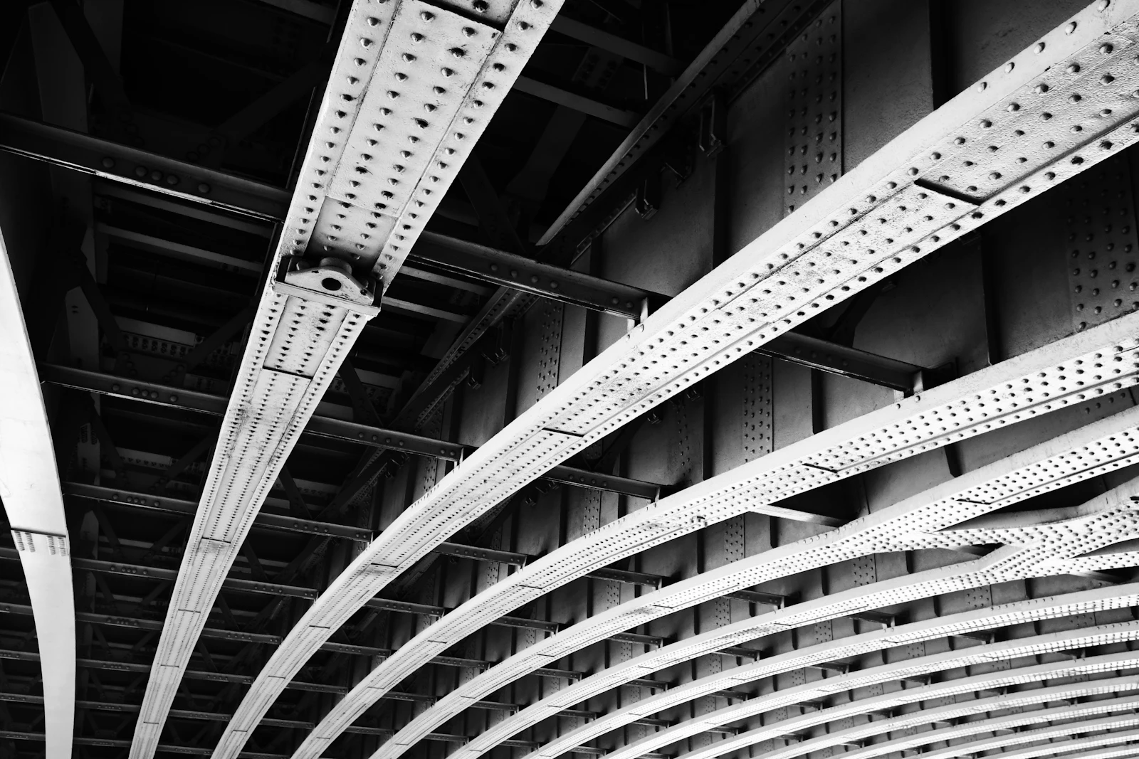 Chemins de câbles suspendus dans un grand bâtiment technique.