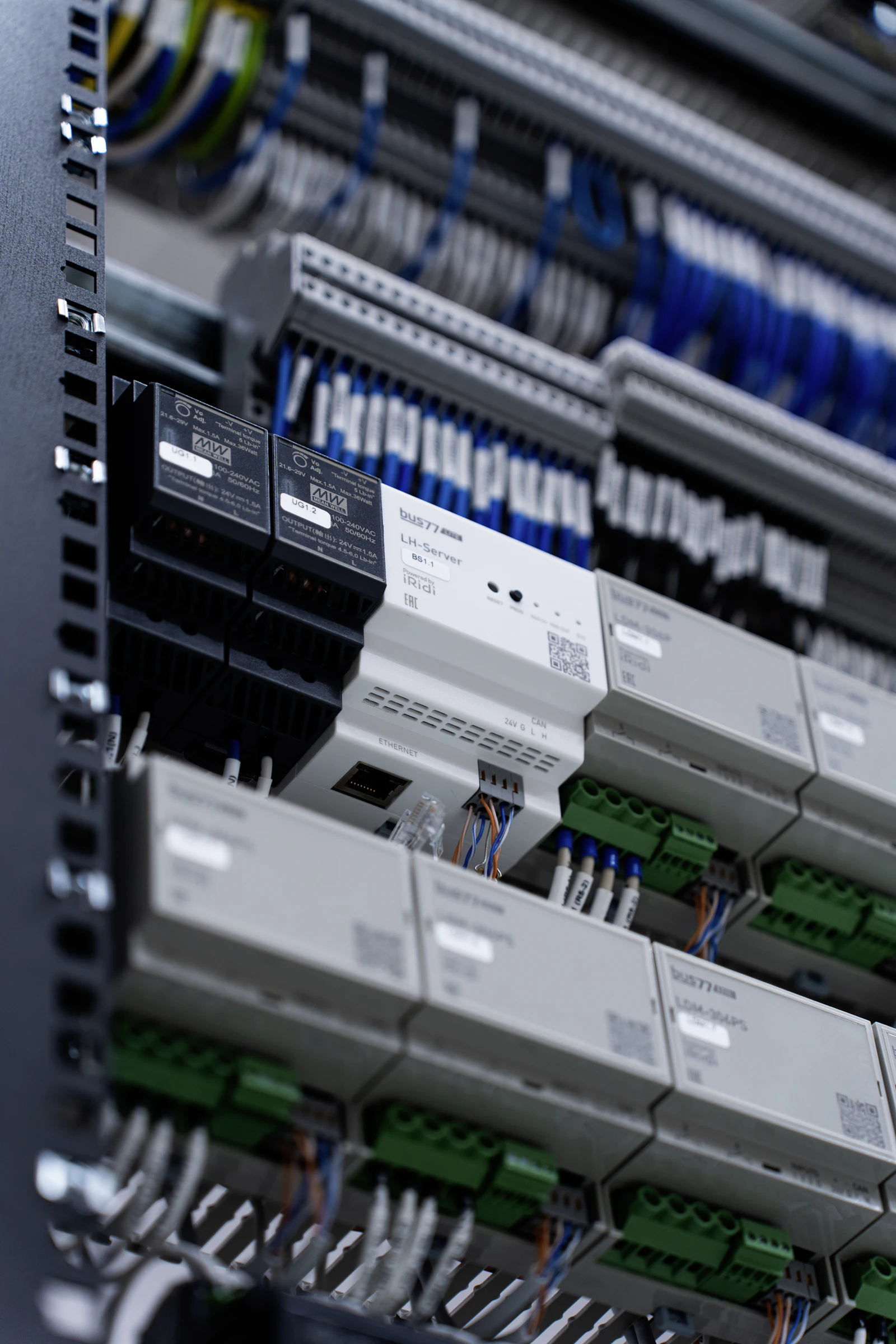 Appareillage modulaire et borniers alignés sur rail dans une armoire de distribution.